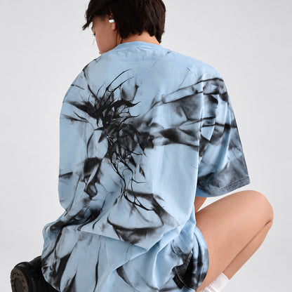 Деталь чорної графіки та розводів на спині футболки BatCat BLUE ASH