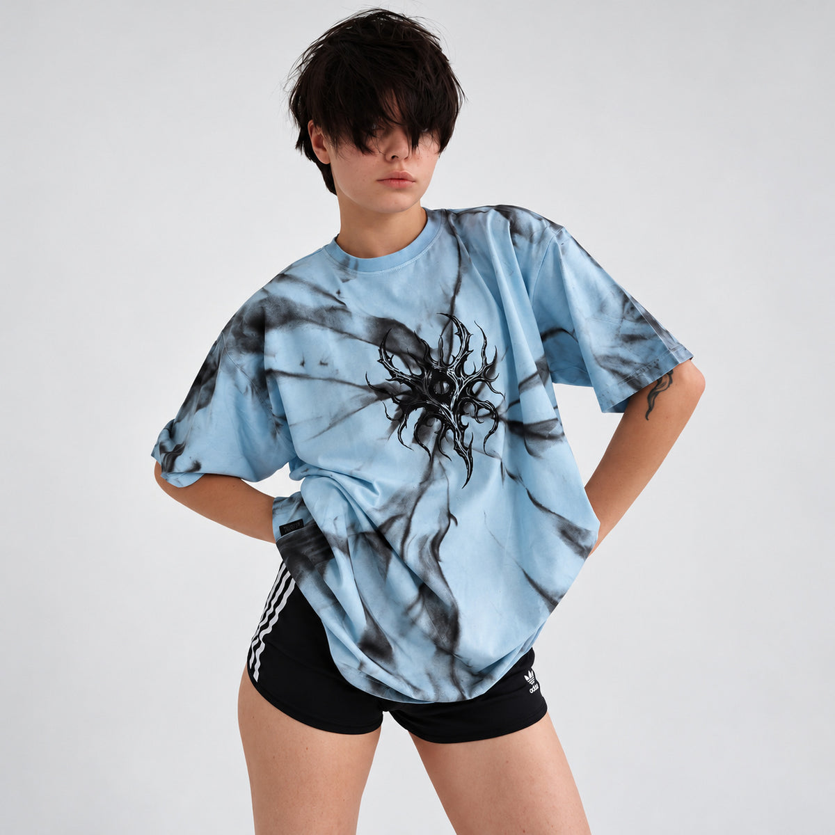 Футболка BatCat CUSTOM BLUE ASH на моделі, вигляд під кутом