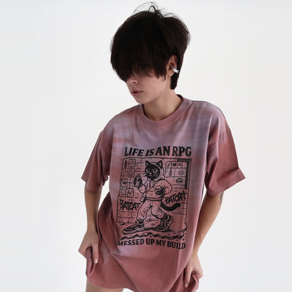 Деталь чорного графічного принта Life Is an RPG на рожевій футболці BatCat CUSTOM