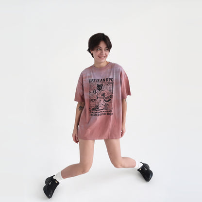 Кастомна футболка BatCat RPG REBORN oversize L, модель у русі на світлому фоні